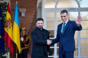 Spanish Prime Minister Pedro Sanchez, right, welcomes Ukrainian President Volodymyr Zelenskyy before a meeting at the Moncloa Palace in Madrid, Spain, Tuesday, Nov. 18, 2025. (AP Photo/Bernat Armangue)





Associate Press/ LaPresse
Only Italy and Spain