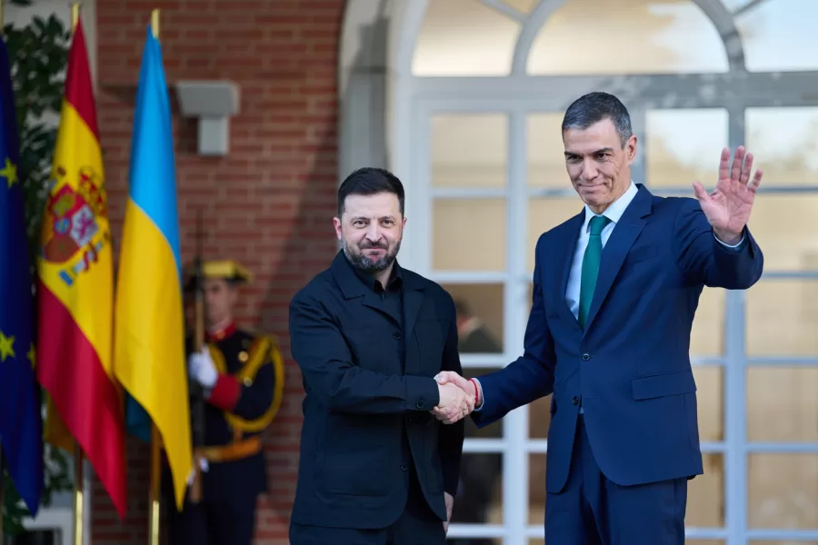 Spanish Prime Minister Pedro Sanchez, right, welcomes Ukrainian President Volodymyr Zelenskyy before a meeting at the Moncloa Palace in Madrid, Spain, Tuesday, Nov. 18, 2025. (AP Photo/Bernat Armangue)





Associate Press/ LaPresse
Only Italy and Spain