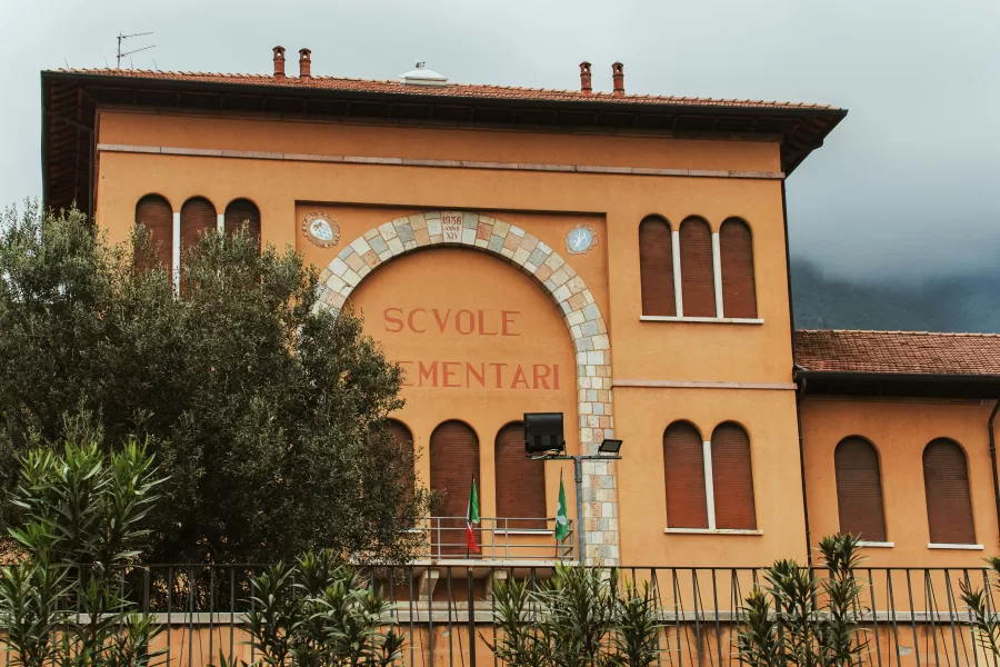 Antisemitismo a scuola: se l’aula diventa terreno di propaganda e indottrinamento