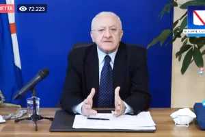 Il presidente della Regione Campania, Vincenzo De Luca, durante la diretta Facebook, 17 aprile 2020.
FACEBOOK VINCENZO DE LUCA
+++ ATTENZIONE LA FOTO NON PUOí ESSERE PUBBLICATA O RIPRODOTTA SENZA LíAUTORIZZAZIONE DELLA FONTE DI ORIGINE CUI SI RINVIA +++ ++ HO – NO SALES, EDITORIAL USE ONLY ++ Il presidente della Regione Campania, Vincenzo De Luca, durante la diretta Facebook, 17 aprile 2020.
FACEBOOK VINCENZO DE LUCA
+++ ATTENZIONE LA FOTO NON PUOí ESSERE PUBBLICATA O RIPRODOTTA SENZA LíAUTORIZZAZIONE DELLA FONTE DI ORIGINE CUI SI RINVIA +++ ++ HO – NO SALES, EDITORIAL USE ONLY ++