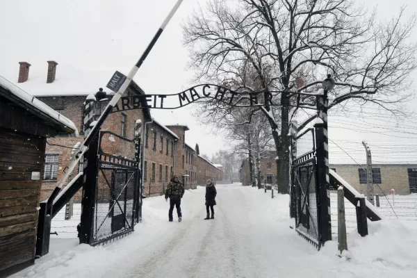 Shoah, la Memoria mutilata: il ricordo pubblico dell’Olocausto è diventato un rito vuoto, viene sottovalutato il riemergere dell’antisemitismo Shoah, la Memoria mutilata: il ricordo pubblico dell’Olocausto è diventato un rito vuoto, viene sottovalutato il riemergere dell’antisemitismo