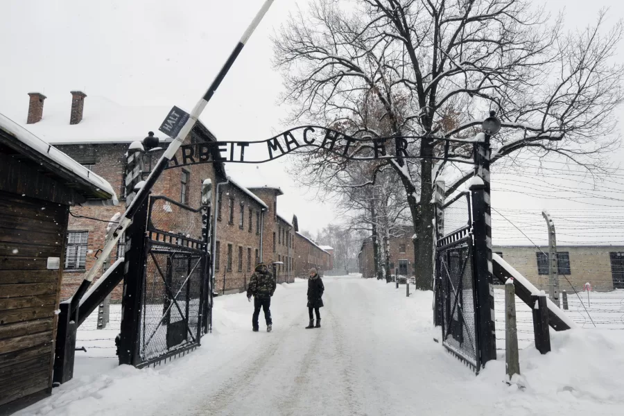 Le gite scolastiche ad Auschwitz non hanno chiuso i cancelli all’antisemitismo
