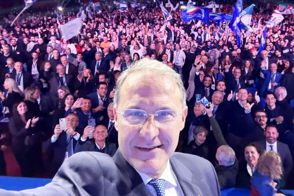 Regionali Campania, Cirielli sogna la rimonta: “Fico populista, il condono non è voto di scambio ma giustizia amministrativa. Cento euro ai pensionati? I fondi ci sono”