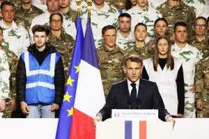 Macron annuncia il servizio militare volontario. Ragazzi nell’esercito a 800 euro al mese: i dieci mesi di addestramento Macron annuncia il servizio militare volontario. Ragazzi nell’esercito a 800 euro al mese: i dieci mesi di addestramento