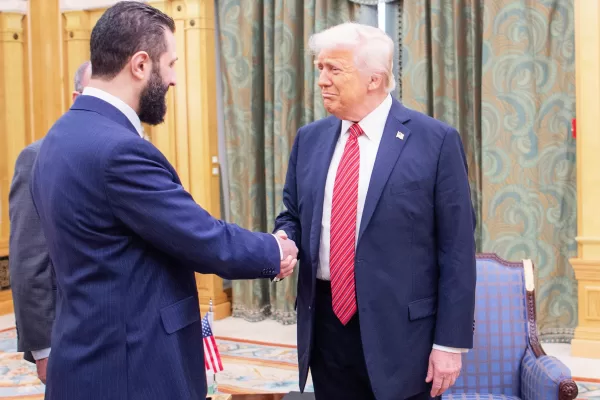 In this photo released by the Saudi Royal Palace, President Donald Trump, right, shakes hands with Syria’s interim President Ahmad al-Sharaa, in Riyadh, Saudi Arabia, May 14, 2025. (Bandar Aljaloud/Saudi Royal Palace via AP) 


Associated Press / LaPresse
Only italy and spain