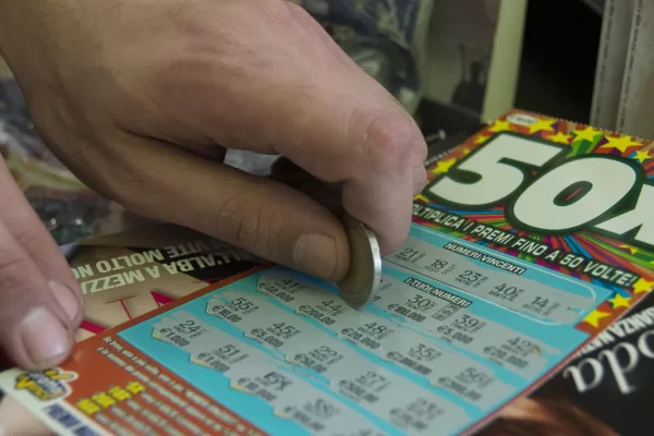 Italiani sempre più poveri, uno su dieci è indigente: boom gioco d’azzardo, 388 milioni di ore perse per lotto, scommesse, superenalotto e slot Italiani sempre più poveri, uno su dieci è indigente: boom gioco d’azzardo, 388 milioni di ore perse per lotto, scommesse, superenalotto e slot