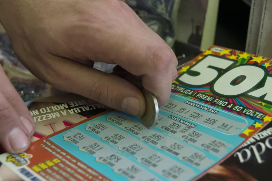 Italiani sempre più poveri, uno su dieci è indigente: boom gioco d’azzardo, 388 milioni di ore perse per lotto, scommesse, superenalotto e slot