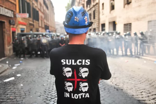 OPERAI ALCOA BANDIERE MANIFESTAZIONE ALCOA POLIZIA SCONTRI SULCIS PROTESTA FORZE DELL’ORDINE