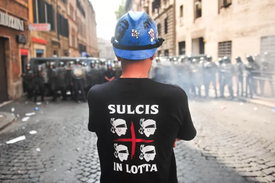 OPERAI ALCOA BANDIERE MANIFESTAZIONE ALCOA POLIZIA SCONTRI SULCIS PROTESTA FORZE DELL’ORDINE