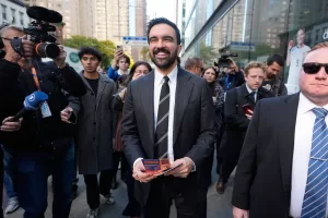 New York City mayoral candidate Zohran Mamdani tries to talk to pedestrians while surrounded by reporters in New York, Monday, Oct. 27, 2025. (AP Photo/Seth Wenig) 



Associated Press / LaPresse
Only italy and spain