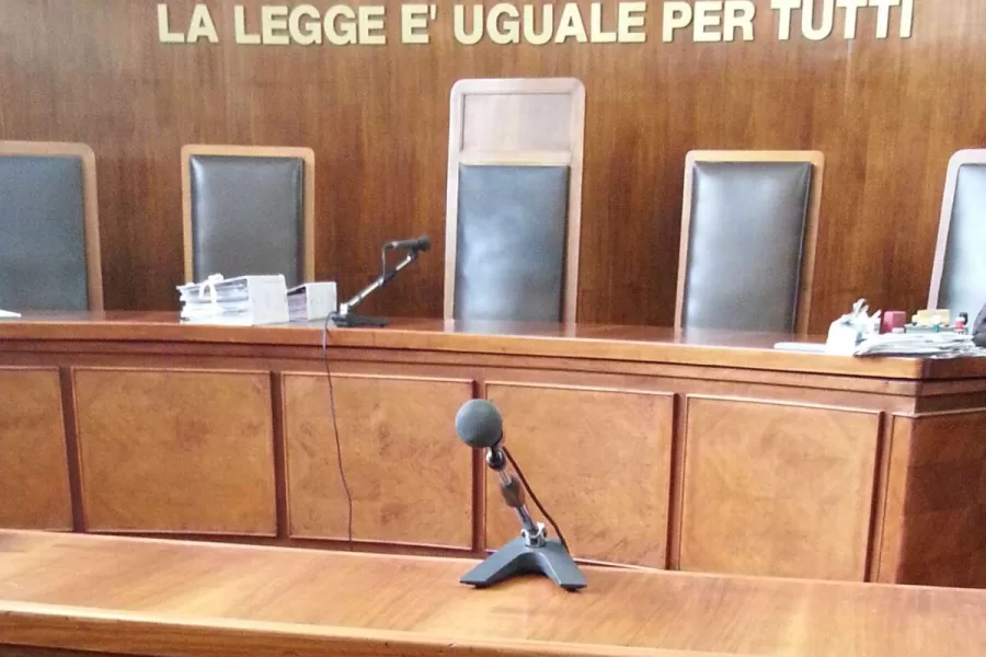 PALAZZO DI GIUSTIZIA, AULA DI TRIBUNALE VUOTA SCRITTA LA " LEGGE E UGUALE PER TUTTI " TOGHE DI AVVOCATI APPOGGIATI SUI BANCHI DEL TRIBUNALE (MAURUIZIO MAULE, MILANO – 2013-03-15) p.s. la foto e’ utilizzabile nel rispetto del contesto in cui e’ stata scattata, e senza intento diffamatorio del decoro delle persone rappresentate