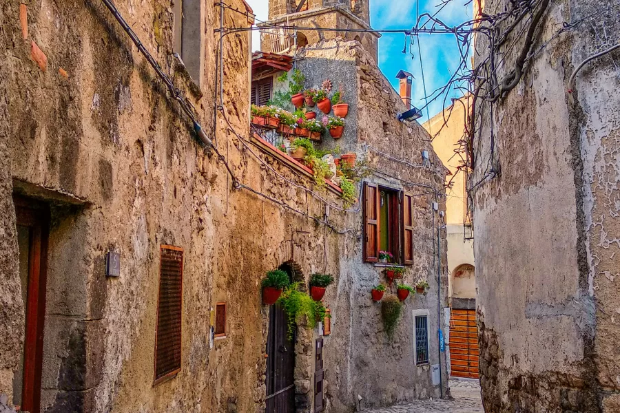 L’Italia dei piccoli comuni non va cancellata, serve una vera riforma: il problema non è il numero ma il modello