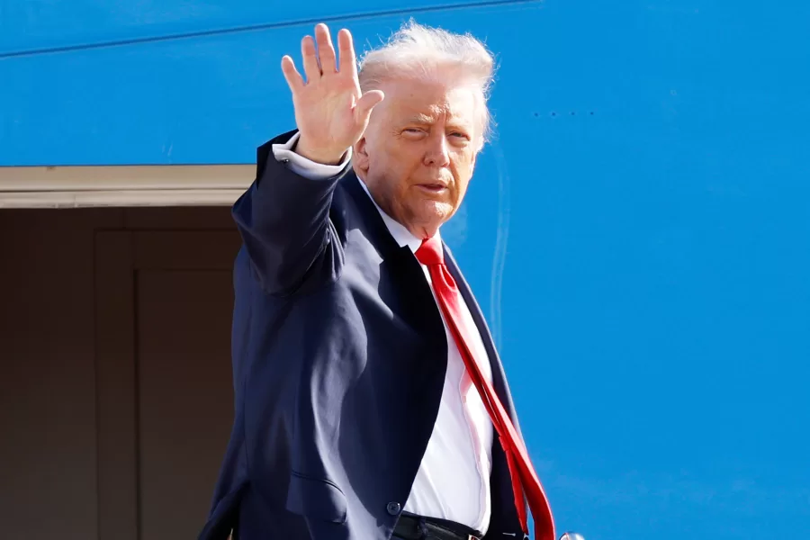 President Donald Trump waves from the stairs of Air Force One as he boards upon his arrival at Joint Base Andrews, Md., Friday, Oct. 31, 2025, en route to his Mar-a-Lago estate in Palm Beach, Fla. (AP Photo/Luis M. Alvarez) 



Associated Press / LaPresse
Only italy and spain