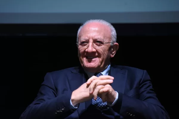 Lanciafiamme, portaseccia, imbecilli, cinghialoni e fratacchioni: il deluchismo e il meridionalismo di sinistra