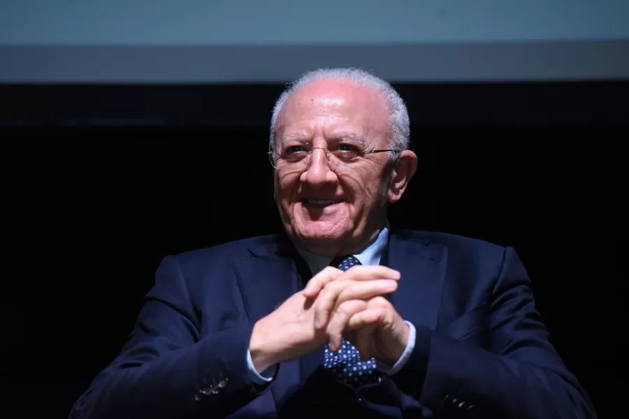 Lanciafiamme, portaseccia, imbecilli, cinghialoni e fratacchioni: il deluchismo e il meridionalismo di sinistra