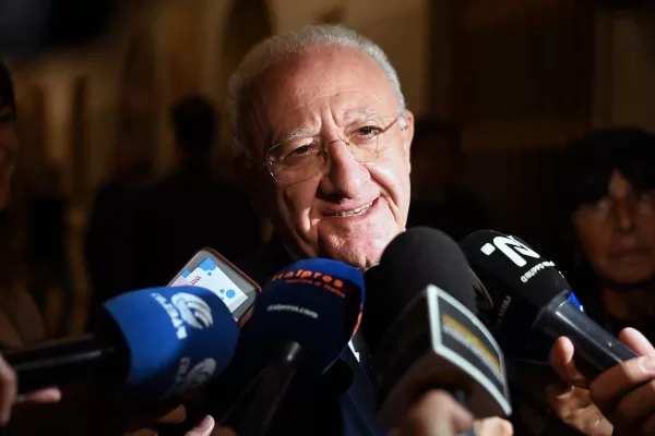 La comunicazione di De Luca: tra Napoli, l’ecatombe e “il rito mistico” in Cilento