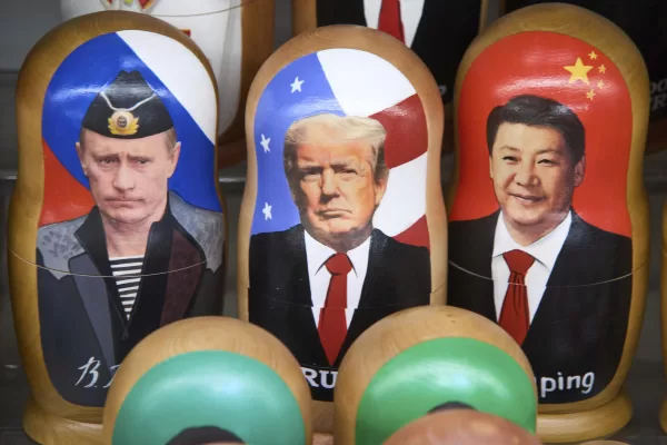 Traditional Russian wooden dolls called Matryoshka depicting Russian President Vladimir Putin, left, U.S. President Donald Trump, center, and China’s President Xi Jinping, are displayed for sale at a souvenir shop in Moscow, Russia, Tuesday, Aug. 12, 2025. (AP Photo/Alexander Zemlianichenko) 


Associated Press / LaPresse
Only italy and spain