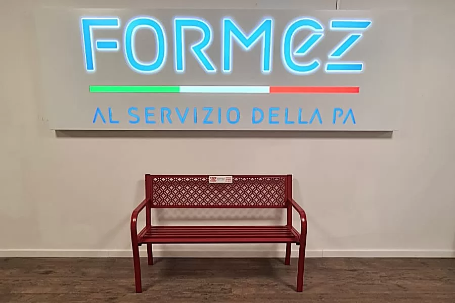 Giornata contro la violenza sulle donne, Formez inaugura panchina rossa a Napoli e Cagliari