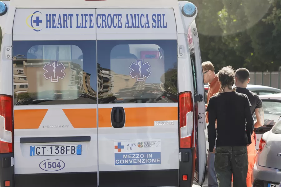 Ragazzina si toglie la vita a scuola, sul banco un biglietto: “Mi dispiace”. Tragedia alle medie a Marcianise