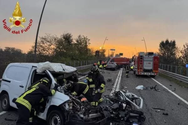 Bergamo, incidente stradale a Stezzano tra due auto e un furgoncino: tre morti
