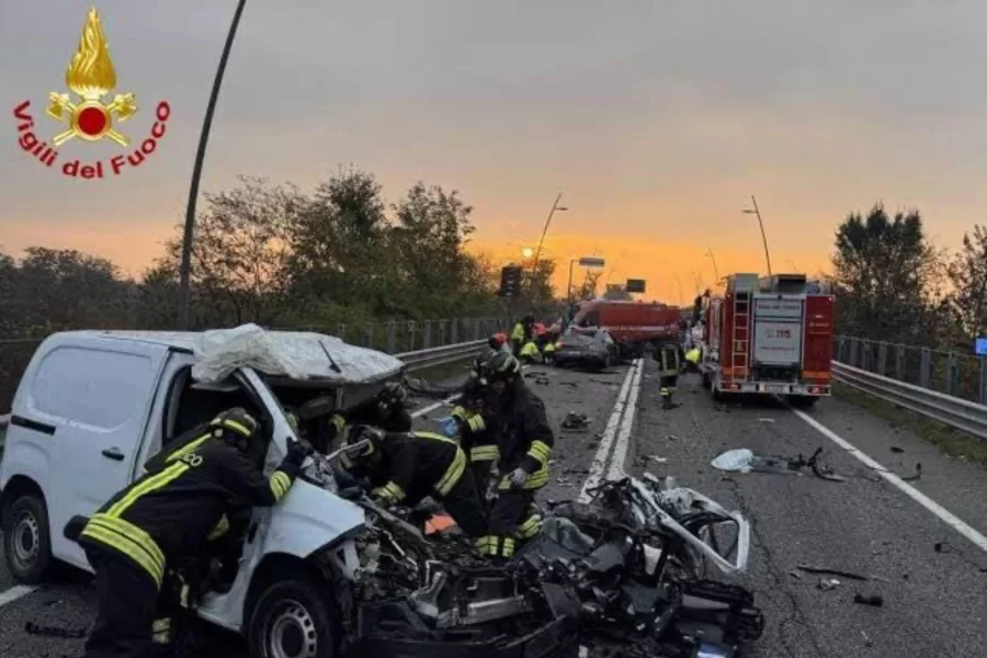 Bergamo, incidente stradale a Stezzano tra due auto e un furgoncino: tre morti