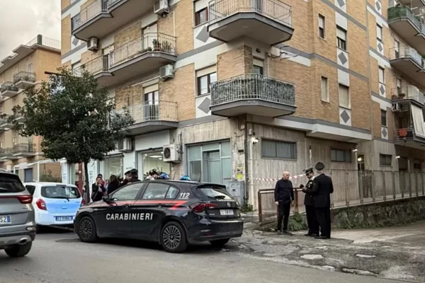 “Ho ucciso mia sorella”, la telefonata ai carabinieri dopo l’orrore e la videochiamata alla madre per mostrare la giovane 23enne morta: tragedia in provincia di Napoli.