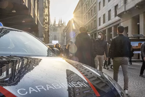 MILANO, ULTIMO WEEKEND DI ZONA ARANCIONE PRIMA DELLA ZONA ROSSA PERSONE IN CENTRO VIE DELLO SHOPPING CONTROLLI DEI CARABINIERI