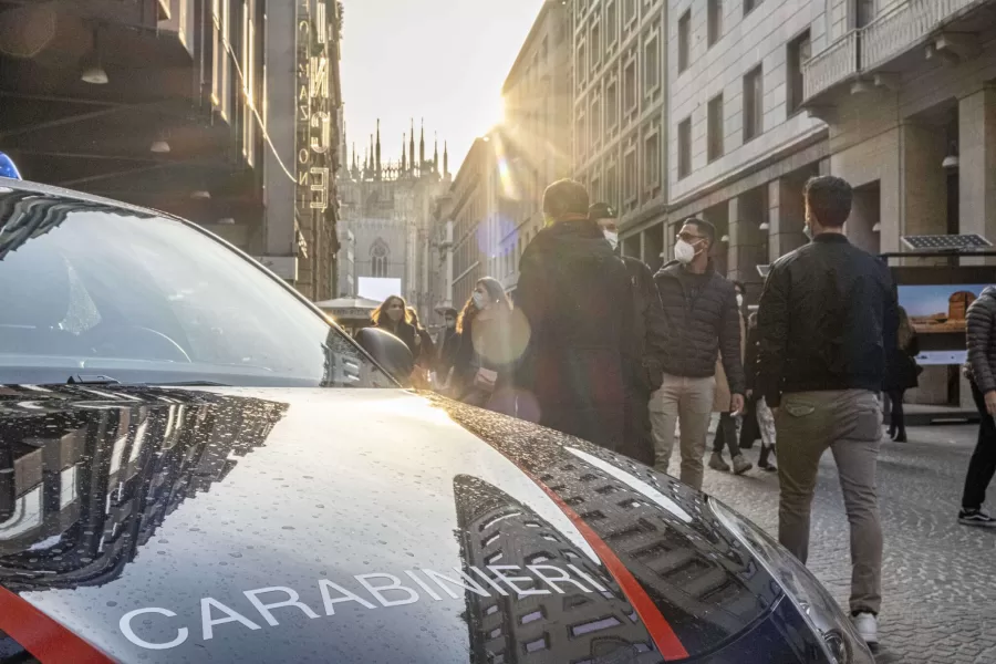 MILANO, ULTIMO WEEKEND DI ZONA ARANCIONE PRIMA DELLA ZONA ROSSA PERSONE IN CENTRO VIE DELLO SHOPPING CONTROLLI DEI CARABINIERI