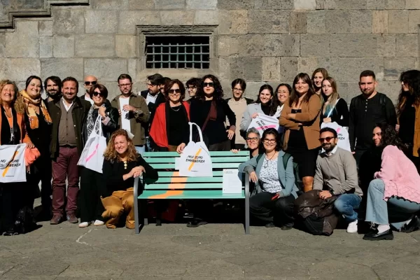 Napoli con gli adolescenti, al via “Ali d’oro” e “EudAimOnia” per il contrasto al disagio giovanile: panchina verde simbolo accoglienza