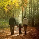 Famiglia nel bosco, il Tribunale ha deciso: la madre Catherine deve lasciare la casa famiglia e i tre bambini verranno trasferiti