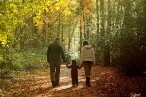 La famiglia del bosco di Palmoli ha scelto di vivere in natura lontano dal “moderno”: legittimo educare i propri figli senza osservare la cultura dominante
