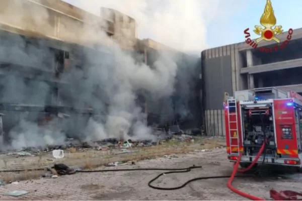 Incendio Tor Sapienza, fiamme in un edificio occupato da senzatetto. Uomo si lancia dai piani alti: è grave in ospedale