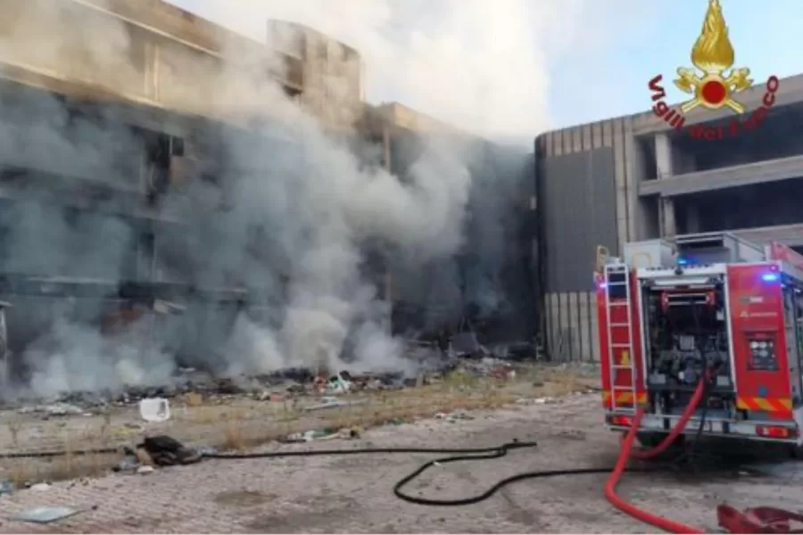 Incendio Tor Sapienza, fiamme in un edificio occupato da senzatetto. Uomo si lancia dai piani alti: è grave in ospedale