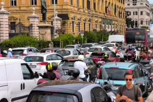 Gli italiani guidano senza patente: 10 macchine su 100 con conducenti irregolari. L’incidente mortale di Milano e il far west delle strade