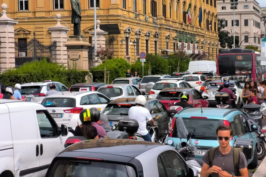 Gli italiani guidano senza patente: 10 macchine su 100 con conducenti irregolari. L’incidente mortale di Milano e il far west delle strade