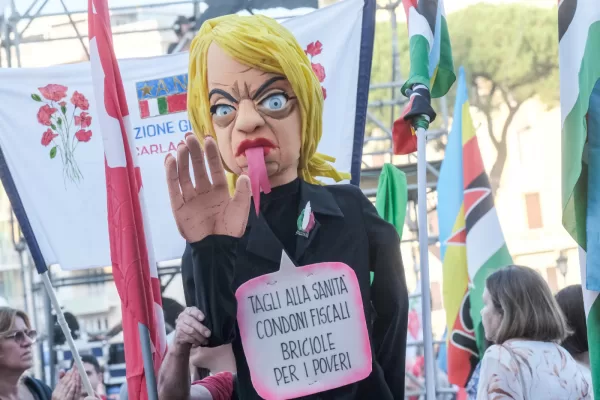 No Meloni Day, violenza e slogan nelle proteste dei giovani. Ma dietro l’attivismo in piazza c’è solo vuoto