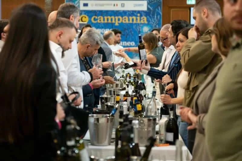 Anteprima VitignoItalia: vent’anni in un calice. Napoli celebra la memoria e il futuro del vino italiano