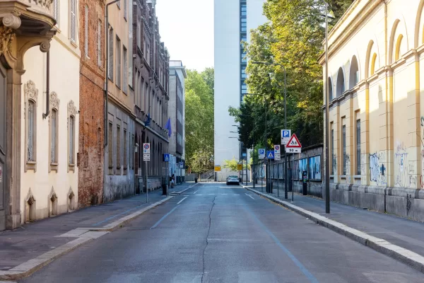 Foto Stefano Porta/LaPresse
15-08-2023 Milano, Italia – Ferragosto. Strade deserte dalla periferia verso il centro
Nella foto: Via Conservatorio

August 15, 2023 Milan, Italy – News – Mid-August. Deserted streets from the suburbs to the center