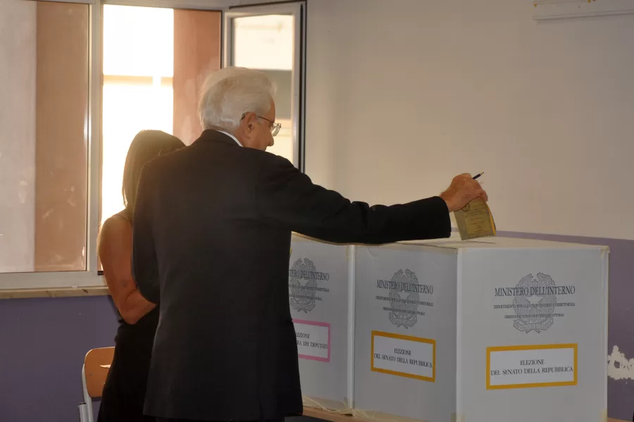 Foto Alberto Lo Bianco/LaPresse 25-09-2022 Palermo, Italia Politica Elezioni, il presidente della Repubblica Sergio Mattarella vota a Palermo nel seggio della scuola “Giovanni XXIII” nella foto: Sergio Mattarella al votoseptember 25, 2022 Palermo, Italy Politics President of Italian Republic Mattarella at the polling station.