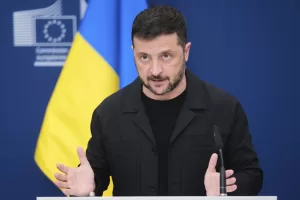 Zelensky evoca elezioni o referendum: “Gli ucraini decidano sui territori”. Verso il vertice Usa-Volenterosi a Parigi