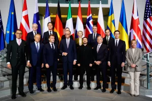 Vertice di Berlino, incognite sulle truppe europee. E Putin finge che il tempo giochi a suo favore