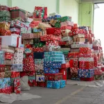 “Il pacco ve lo rifila Giorgia”. La nuova tassa di 2 euro per ogni acquisto fuori dall’UE firmata Fratelli d’Italia