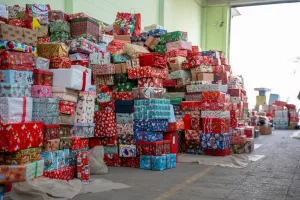 “Il pacco ve lo rifila Giorgia”. La nuova tassa di 2 euro per ogni acquisto fuori dall’UE firmata Fratelli d’Italia