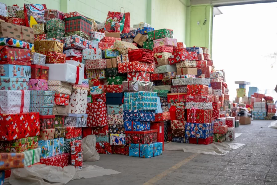 “Il pacco ve lo rifila Giorgia”. La nuova tassa di 2 euro per ogni acquisto fuori dall’UE firmata Fratelli d’Italia