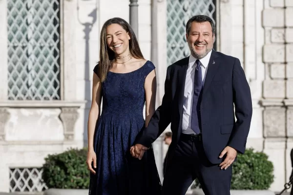 La nuova villa milionaria di Salvini supera anche quella di Meloni. La destra spende: è nel periodo più florido La nuova villa milionaria di Salvini supera anche quella di Meloni. La destra spende: è nel periodo più florido