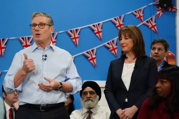 British Chancellor of the Exchequer Rachel Reeves stands next to Prime Minister Keir Starmer as he speaks during a visit to the Benn Partnership Centre, a community centre in Rugby, England, Thursday, Thursday Nov. 27, 2025. (Jacob King, Pool Photo via AP)





Associate Press/ LaPresse
Only Italy and Spain