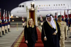 La presidente del Consiglio Giorgia Meloni  arriva in Bahrain – Martedi 2 Dicembre 2025   (Foto Filippo Attili/Palazzo Chigi/LaPresse)

DISTRIBUTION FREE OF CHARGE – NOT FOR SALE – Obbligatorio citare la fonte LaPresse/Palazzo Chigi/Filippo Attili