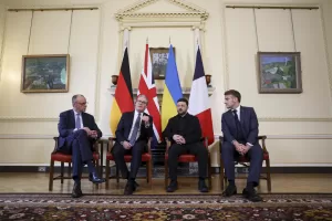 From left, German Chancellor Friedrich Merz, British Prime Minister Keir Starmer, Ukrainian President Volodymyr Zelenskyy and French President Emmanuel Macron meet at 10 Downing Street, in London, Monday, Dec. 8, 2025. (Toby Melville/Pool Photo via AP)
Associate Press/ LaPresse
Only Italy and Spain From left, German Chancellor Friedrich Merz, British Prime Minister Keir Starmer, Ukrainian President Volodymyr Zelenskyy and French President Emmanuel Macron meet at 10 Downing Street, in London, Monday, Dec. 8, 2025. (Toby Melville/Pool Photo via AP)
Associate Press/ LaPresse
Only Italy and Spain