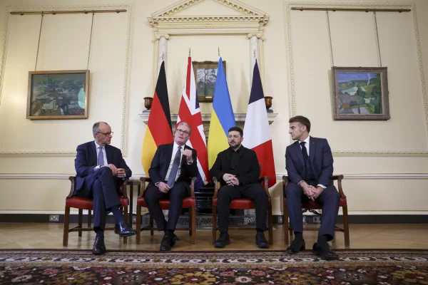 From left, German Chancellor Friedrich Merz, British Prime Minister Keir Starmer, Ukrainian President Volodymyr Zelenskyy and French President Emmanuel Macron meet at 10 Downing Street, in London, Monday, Dec. 8, 2025. (Toby Melville/Pool Photo via AP)





Associate Press/ LaPresse
Only Italy and Spain