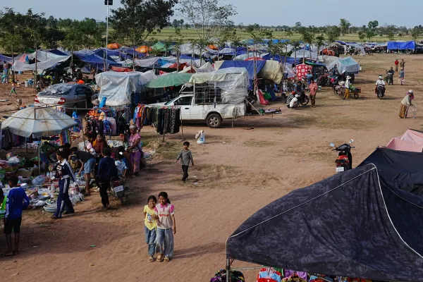People take refuge in Wat Prasat Srahkandal, Banteay Menchey province, Cambodia Sunday, Dec. 14, 2025, after fleeing home following fighting along the Thailand-Cambodia border. (AP Photo/Heng Sinith)





Associate Press/ LaPresse
Only Italy and Spain